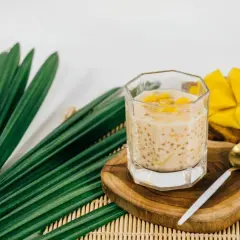 Deser z tapioki z mango. Czy tapioka co to? Małe kuleczki w mlecznym napoju, obok soczyste mango.