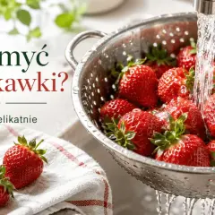 Jak myć truskawki? Woda delikatnie spływa po soczystych owocach w metalowym durszlaku, przygotowując je do jedzenia.