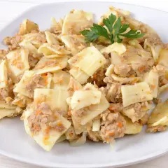 Tradycyjne łazanki z kapustą białą i mięsem, udekorowane natką pietruszki. Pyszne danie, które przywołuje wspomnienia z dzieciństwa.