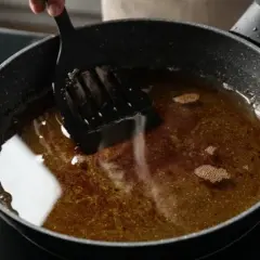 Dlaczego olej się pieni przy smażeniu frytek i jak tego uniknąć