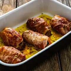 Pięć soczystych roladek mięsnych zawiniętych w boczek, pieczonych w aromatycznym sosie. Idealne mięso na obiad.