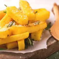 Chrupiące frytki z polenty, posypane solą i rozmarynem, kuszą swoim wyglądem. To właśnie polenta co to za przysmak!