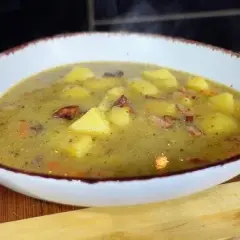 Jaką zupę do placków ziemniaczanych wybrać, aby zachwycić smakiem?