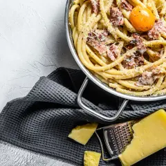 Jaki ser do spaghetti carbonara? Odkryj najlepsze opcje i zamienniki
