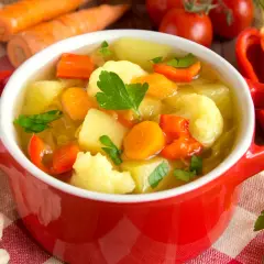 Ile kcal ma zupa jarzynowa z ziemniakami? Zaskakujące fakty o kaloriach