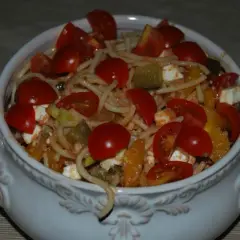 Pyszna sałatka z makaronem spaghetti, która zachwyci Twoich gości