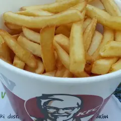 Ile kosztują małe frytki w KFC? Sprawdź ceny i szczegóły!