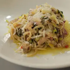 Szybkie spaghetti z tuńczykiem i śmietaną – prosty przepis na obiad