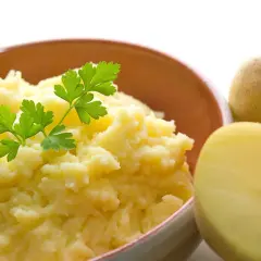 Pyszne, kremowe puree ziemniaczane, idealne do podania. Dowiedz się, jak ugotować ziemniaki, by uzyskać taki efekt!