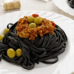 Spaghetti z czarnym makaronem: odkryj wyjątkowy smak i przepisy
