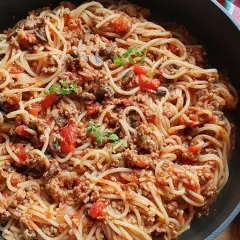 Prosty przepis na spaghetti z mięsem mielonym i pieczarkami, który zachwyci