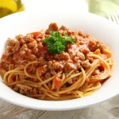 Jak zrobić spaghetti z gotowym sosem w 15 minut bez stresu