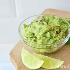 Świeże guacamole z awokado, cebuli i kolendry. Idealny przepis na guacamole, podane z limonką.