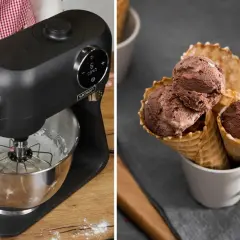 Mikser ubija pianę do najprostszych lodów domowych. Obok trzy wafelki z lodami czekoladowymi.