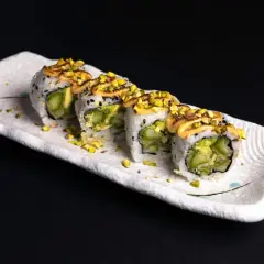 California sushi z awokado i pistacjami, polane sosem.
