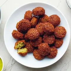 Chrupiące kulki falafel co to? Aromatyczne kotleciki z ciecierzycy, idealne do sosów i jako samodzielna przekąska.