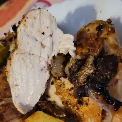 Soczyste, przyprawione **piersi z kurczaka air fryer** z chrupiącymi ziemniakami i ogórkiem kiszonym.