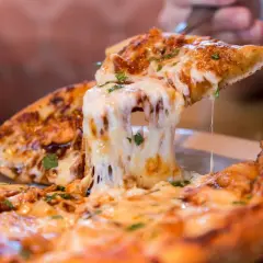Ile kalorii mają 2 kawałki pizzy? Zaskakujące fakty o kaloriach