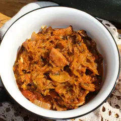 Pyszny bigos z cukinii z kiełbasą i grzybami, idealny na obiad. Wypróbuj nasz przepis!