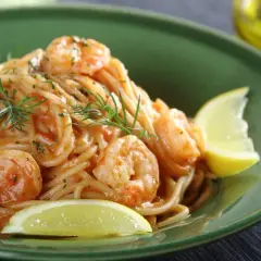 Spaghetti gamberi: prosty przepis na pyszne danie z krewetkami