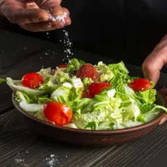 Jakie przyprawy do sałatki jarzynowej? Odkryj sekrety smaku!