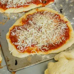 Czy pizzę piec na papierze do pieczenia? Oto korzyści i wskazówki