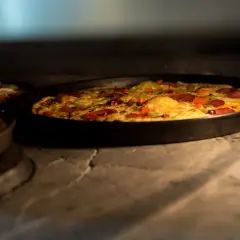 Ile piec pizzę na kamieniu, aby uzyskać idealny smak i chrupkość?