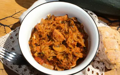 Pyszny bigos z cukinii z kiełbasą i grzybami, idealny na obiad. Wypróbuj nasz przepis!