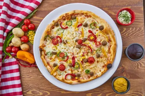 Czym posmarować spód pizzy, aby uzyskać wyjątkowy smak?