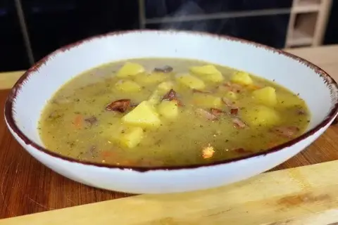 Jaką zupę do placków ziemniaczanych wybrać, aby zachwycić smakiem?