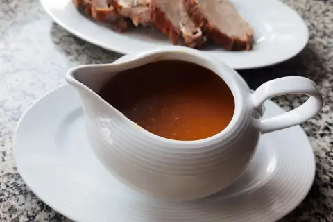 Jak zrobić sos z tłuszczu po upieczeniu, aby nie zmarnować smaku