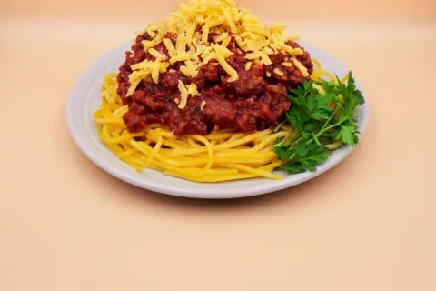 Jak zrobić spaghetti z mięsem mielonym i sosem w prosty sposób