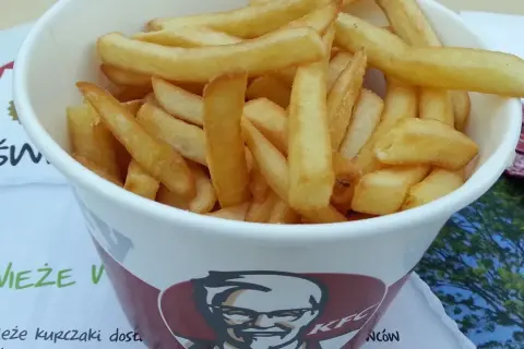Ile kosztują małe frytki w KFC? Sprawdź ceny i szczegóły!