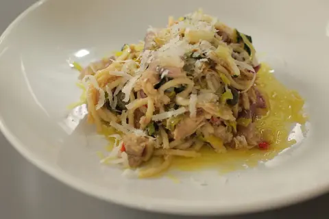 Szybkie spaghetti z tuńczykiem i śmietaną – prosty przepis na obiad