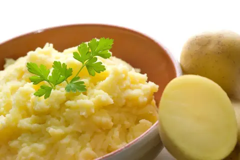 Pyszne, kremowe puree ziemniaczane, idealne do podania. Dowiedz się, jak ugotować ziemniaki, by uzyskać taki efekt!