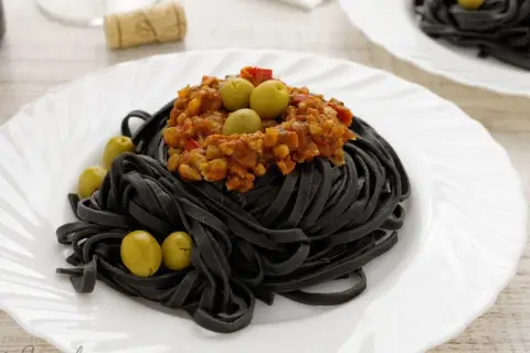 Spaghetti z czarnym makaronem: odkryj wyjątkowy smak i przepisy