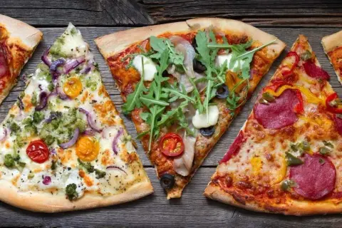 Z czym pizza? Odkryj najlepsze dodatki, które zachwycą smak