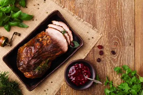 Jakie przyprawy do karkówki pieczonej w rękawie, by zachwycić smakiem?