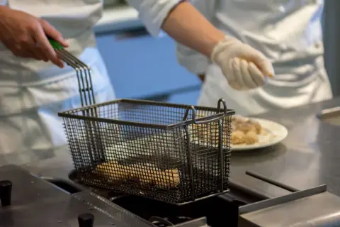 Jaka temperatura oleju do frytek, aby uniknąć nieudanych smażeń?