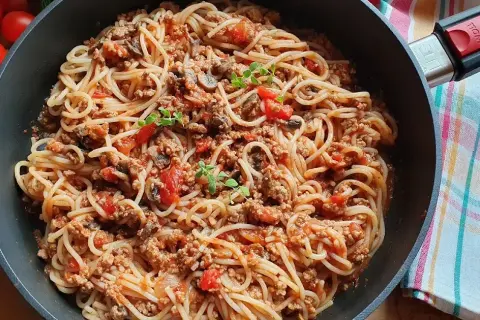 Prosty przepis na spaghetti z mięsem mielonym i pieczarkami, który zachwyci