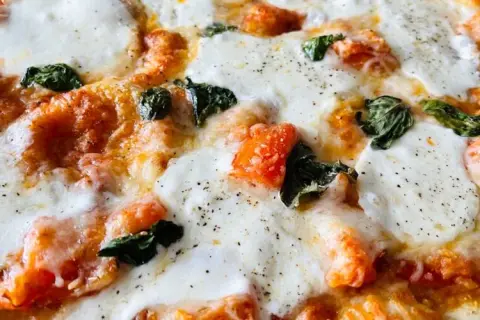Czy mozzarella w zalewie nadaje się do pizzy? Oto prawda o jej użyciu
