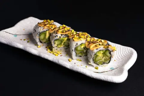 California sushi z awokado i pistacjami, polane sosem.