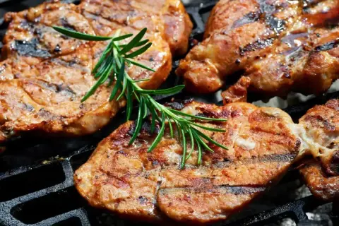 Soczysta karkówka z grilla, idealnie przypieczona, z gałązką rozmarynu. Ta marynata do karkówki to sekret smaku!