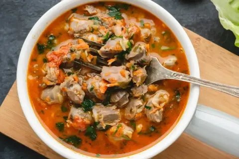 Gulasz z żołądków drobiowych w aromatycznym sosie pomidorowym z warzywami. Idealny przepis, jak zrobić gulasz, który zachwyci smakiem.