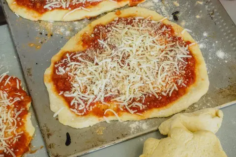 Czy pizzę piec na papierze do pieczenia? Oto korzyści i wskazówki