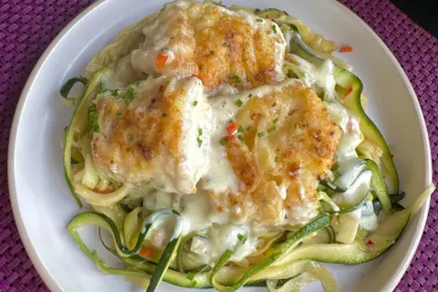 Dorsz na spaghetti z cukinii – pyszny przepis, który zachwyci każdego