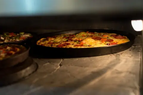 Ile piec pizzę na kamieniu, aby uzyskać idealny smak i chrupkość?