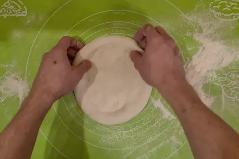 Jak uformować pizzę - proste techniki, które ułatwią ci pracę