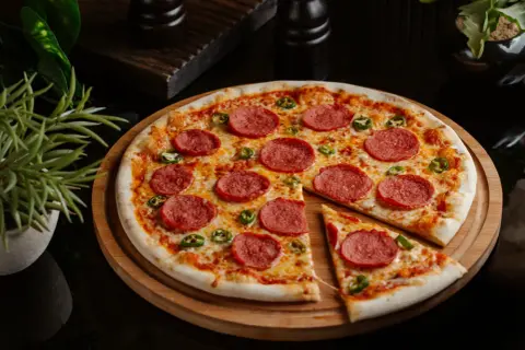 Z czym można zrobić pizzę? Odkryj nietypowe i pyszne dodatki