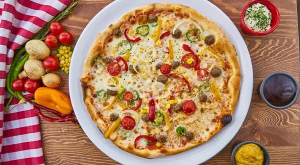Czym posmarować spód pizzy, aby uzyskać wyjątkowy smak?